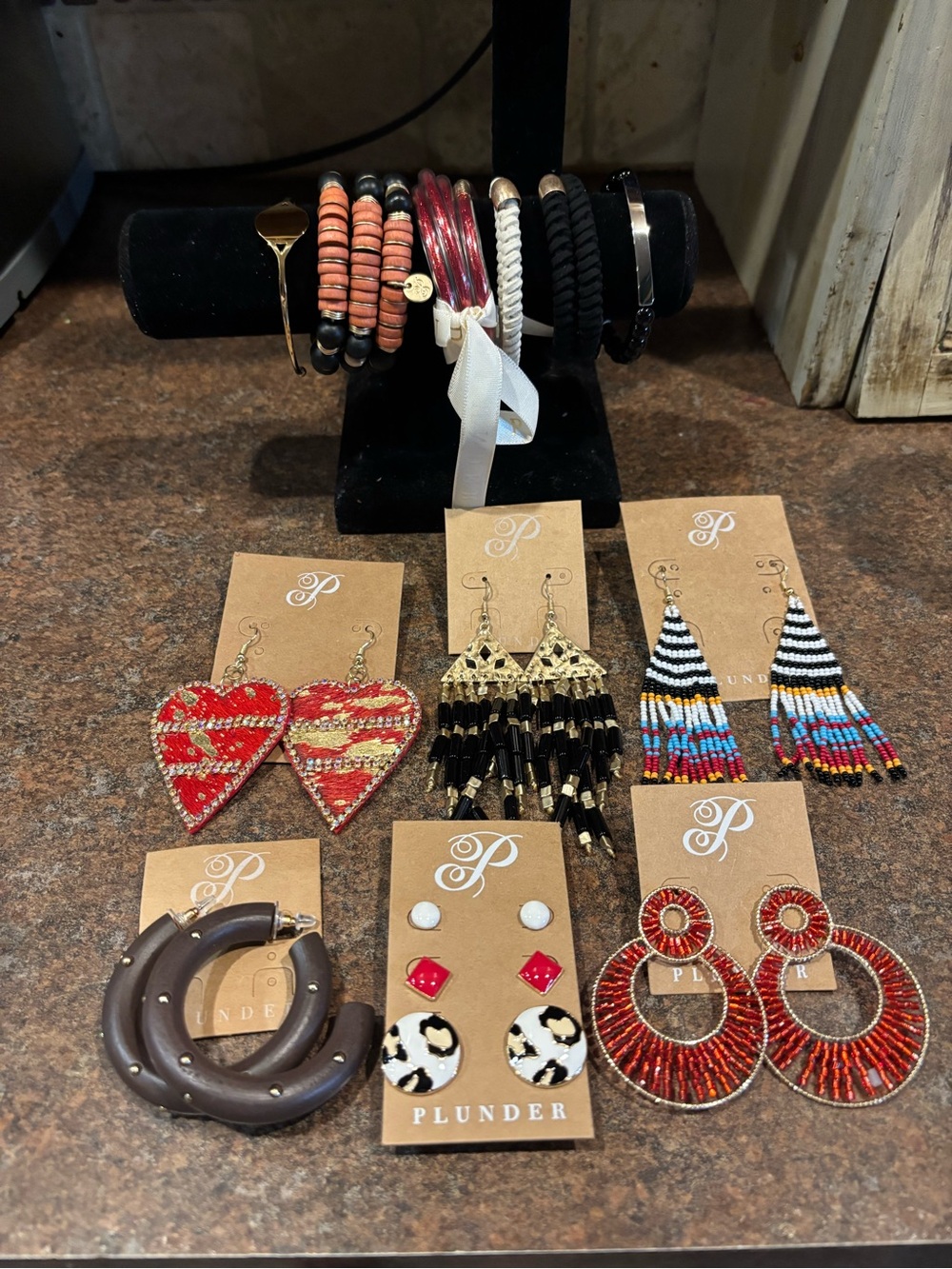 🐝Plunder Red, Black & White Beaded Earring and bracelet collection.